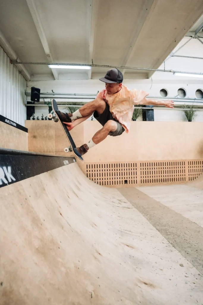 Skater w powietrzu nad rampą w hali Ave Park