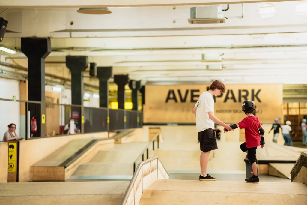 Hala skateparku Ave Park w Warszawie z rampami