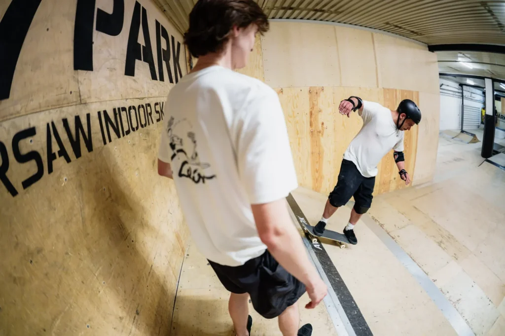 Instruktor i uczeń na rampie w Ave Parku
