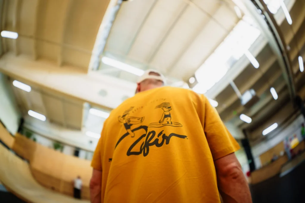 Tomek Warzecha w koszulce z logo Zefir, widok od tyłu