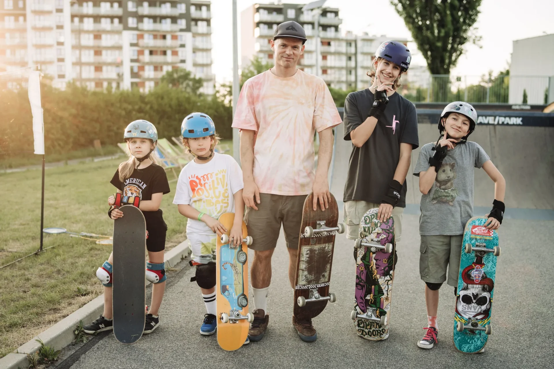 Tomek Warzecha z grupą dzieci z deskorolkami w skateparku Ave Park