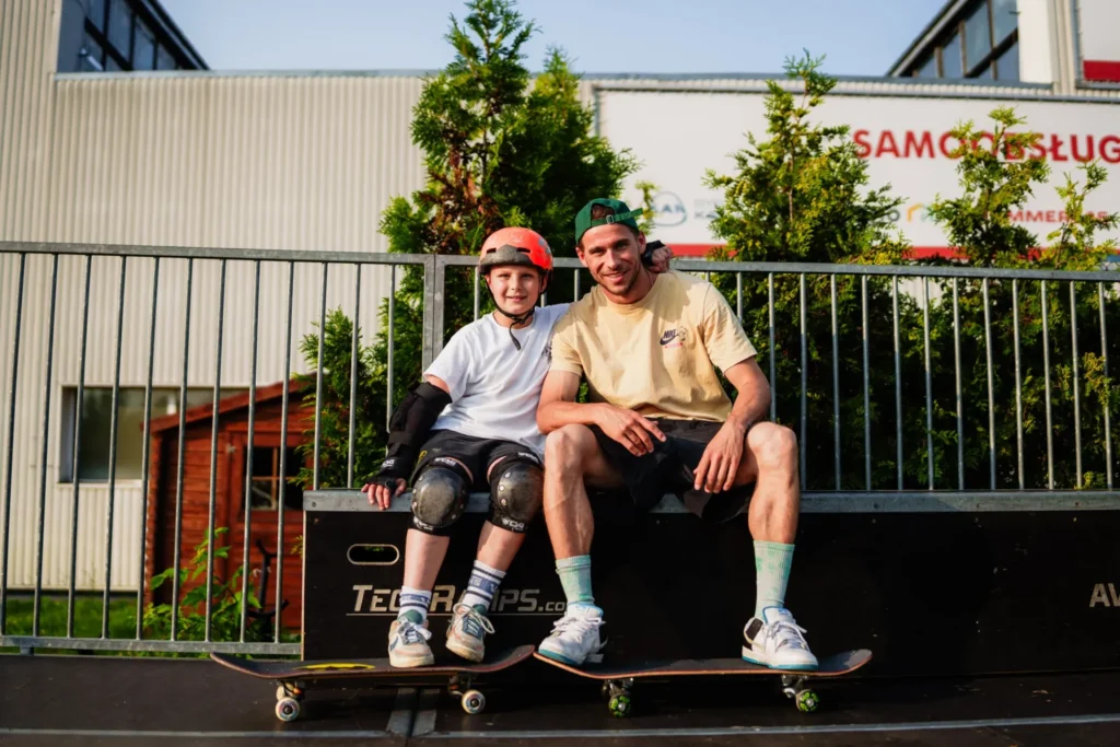 Tomek Ziółkowski z uczniem na rampie w skateparku