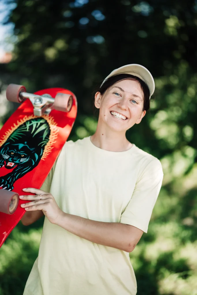 Uczestniczka zajęć surfskate z deską w skateparku
