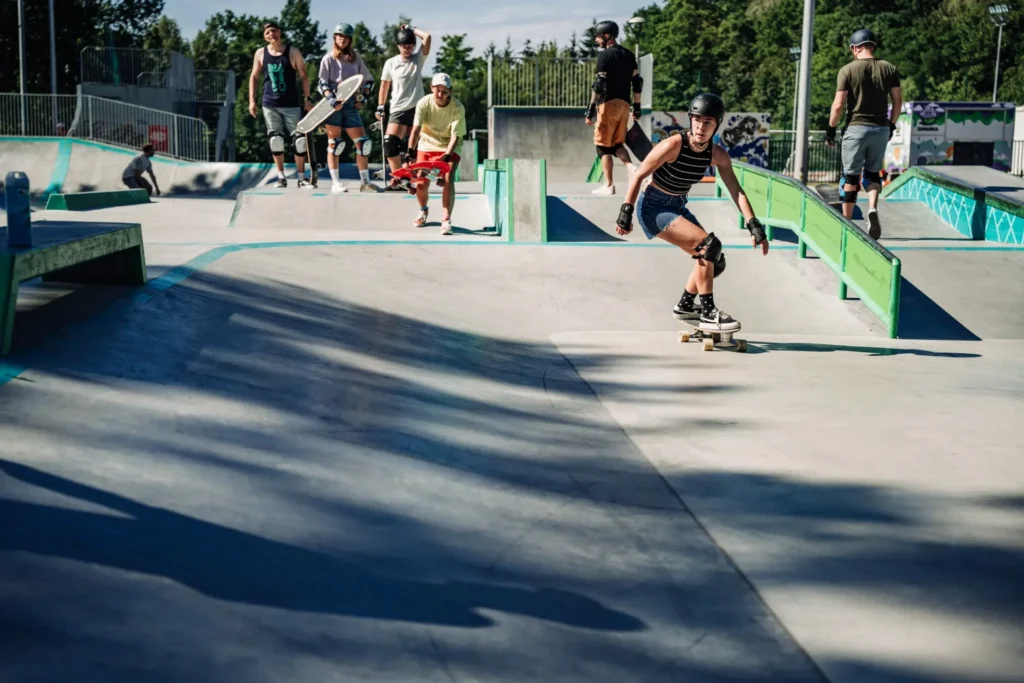 Zajęcia surfskate w plenerowym skateparku w Warszawie