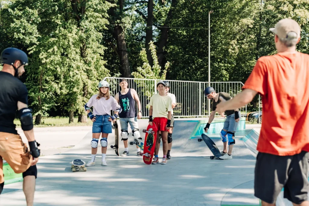 Grupa na zajęciach surfskate w skateparku